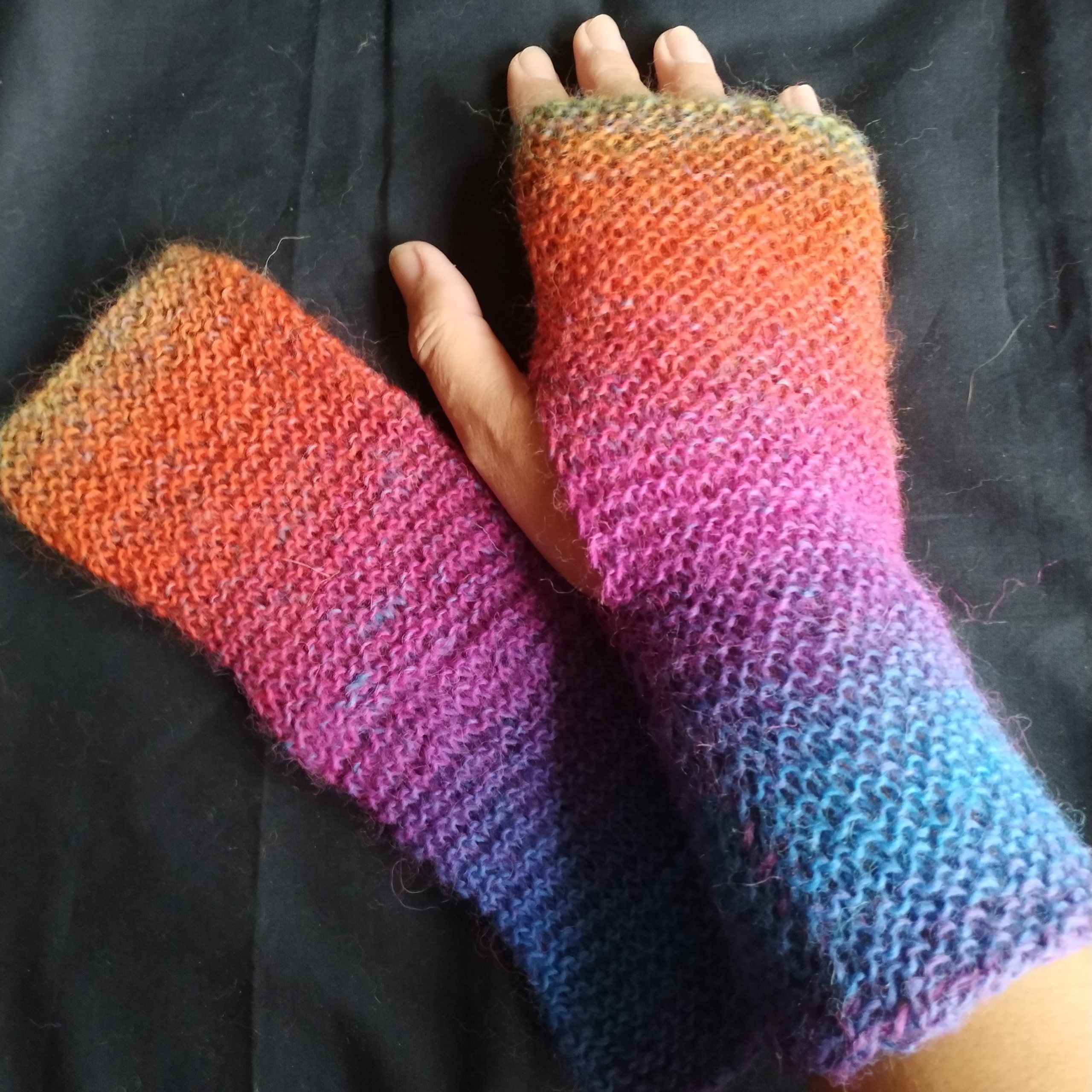 Regenboog polswarmers met ribbels